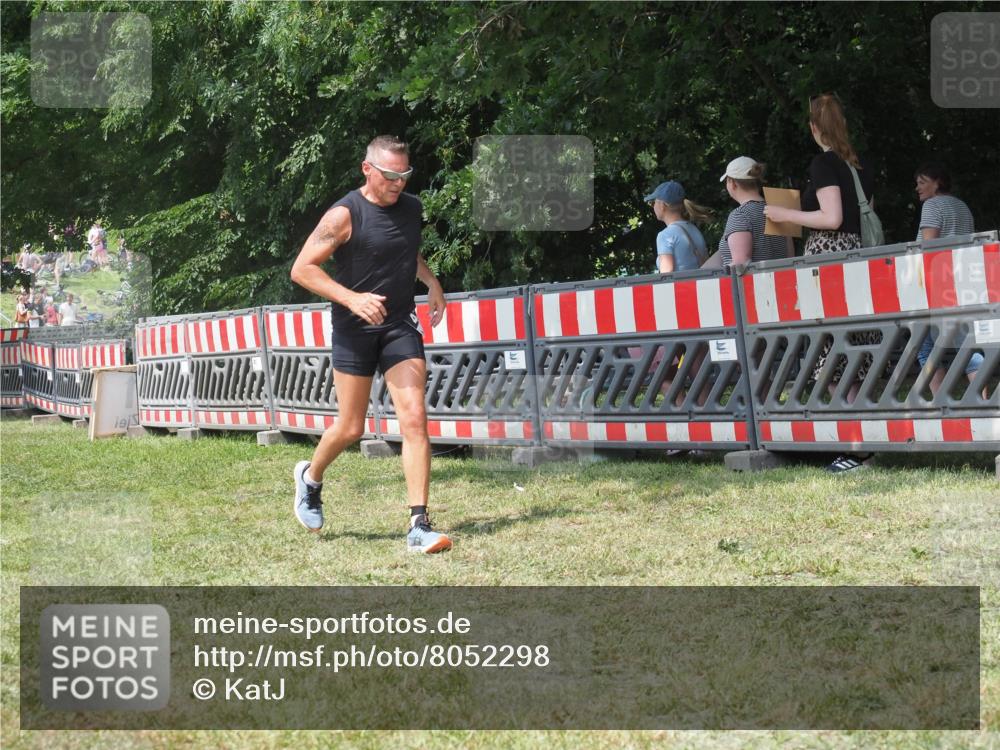 21.06.2025 - 27. Vierlanden-Triathlon KatJ http://msf.ph/oto/8052298 15.06.2025 11:54:45 Ziel 421 meine-sportfotos.de