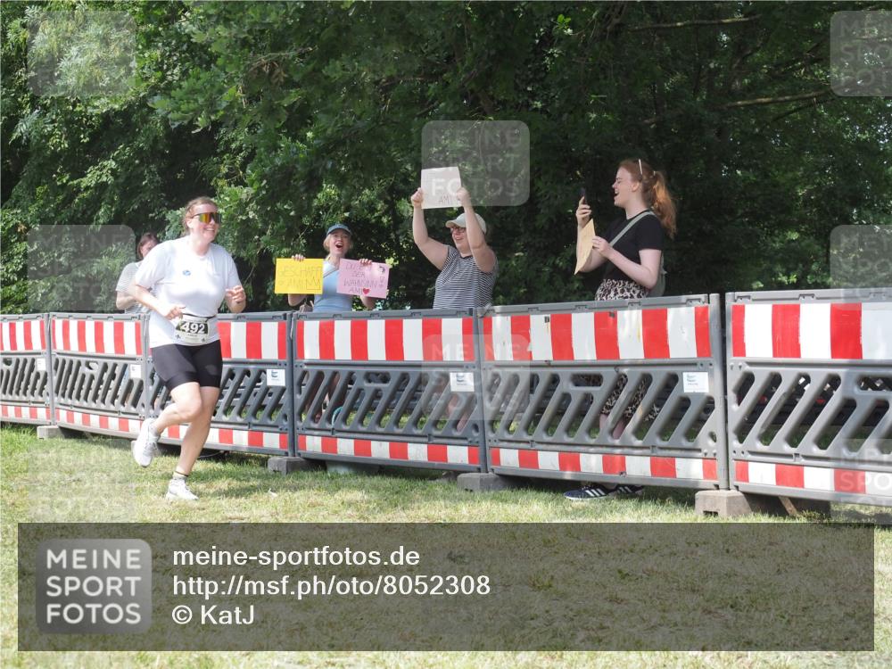 21.06.2025 - 27. Vierlanden-Triathlon KatJ http://msf.ph/oto/8052308 15.06.2025 11:55:04 Ziel 492 meine-sportfotos.de