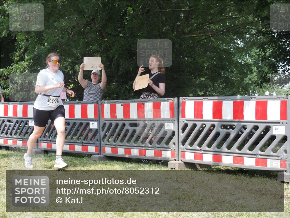 21.06.2025 - 27. Vierlanden-Triathlon KatJ http://msf.ph/oto/8052312 15.06.2025 11:55:04 Ziel 492 meine-sportfotos.de