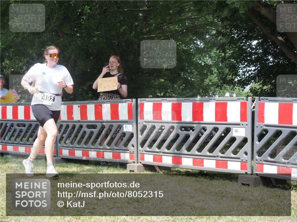 21.06.2025 - 27. Vierlanden-Triathlon KatJ http://msf.ph/oto/8052315 15.06.2025 11:55:05 Ziel 492 meine-sportfotos.de