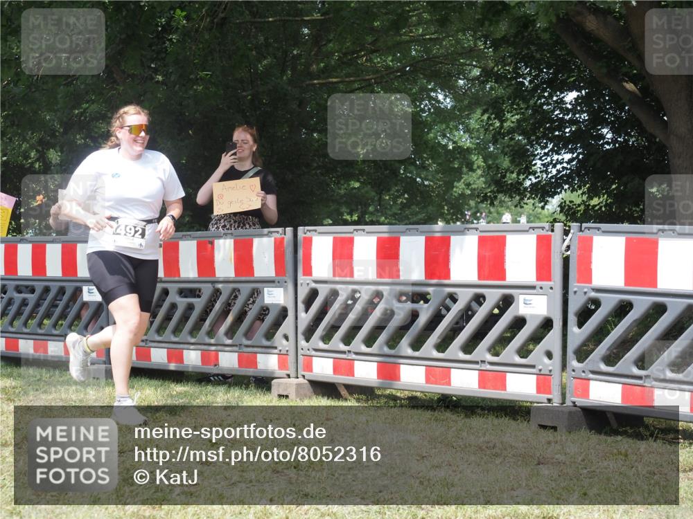 21.06.2025 - 27. Vierlanden-Triathlon KatJ http://msf.ph/oto/8052316 15.06.2025 11:55:05 Ziel 492 meine-sportfotos.de