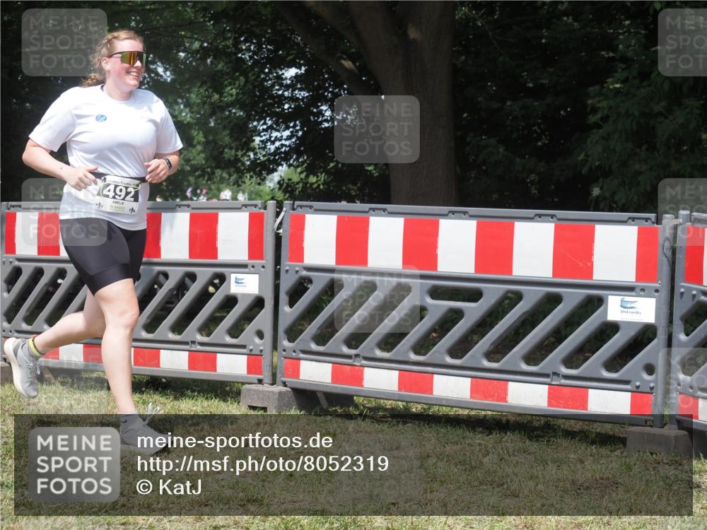 21.06.2025 - 27. Vierlanden-Triathlon KatJ http://msf.ph/oto/8052319 15.06.2025 11:55:05 Ziel 492 meine-sportfotos.de