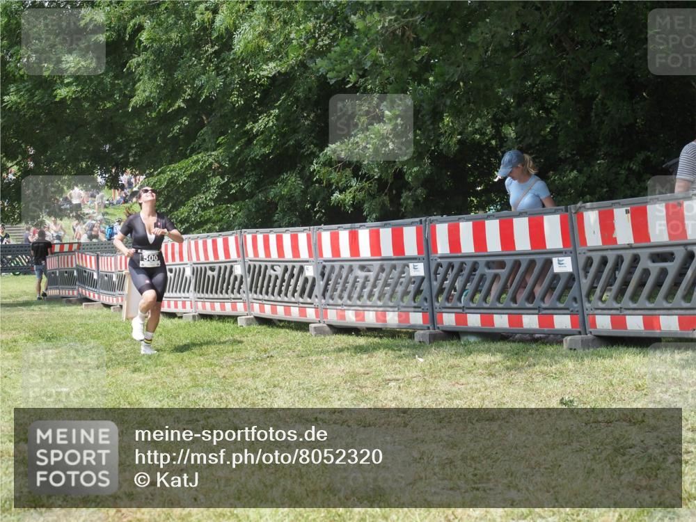 21.06.2025 - 27. Vierlanden-Triathlon KatJ http://msf.ph/oto/8052320 15.06.2025 11:55:15 Ziel 500 meine-sportfotos.de