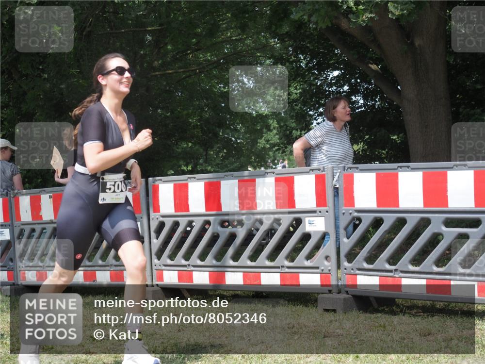 21.06.2025 - 27. Vierlanden-Triathlon KatJ http://msf.ph/oto/8052346 15.06.2025 11:55:18 Ziel 500 meine-sportfotos.de