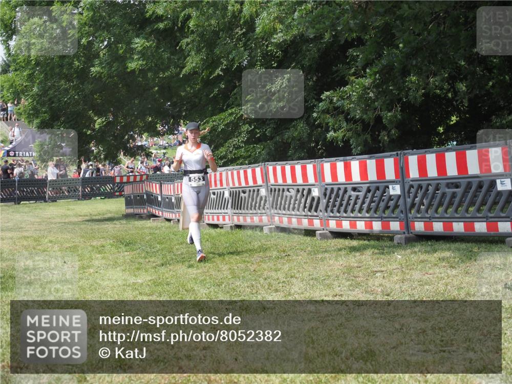 21.06.2025 - 27. Vierlanden-Triathlon KatJ http://msf.ph/oto/8052382 15.06.2025 11:56:19 Ziel 553 meine-sportfotos.de