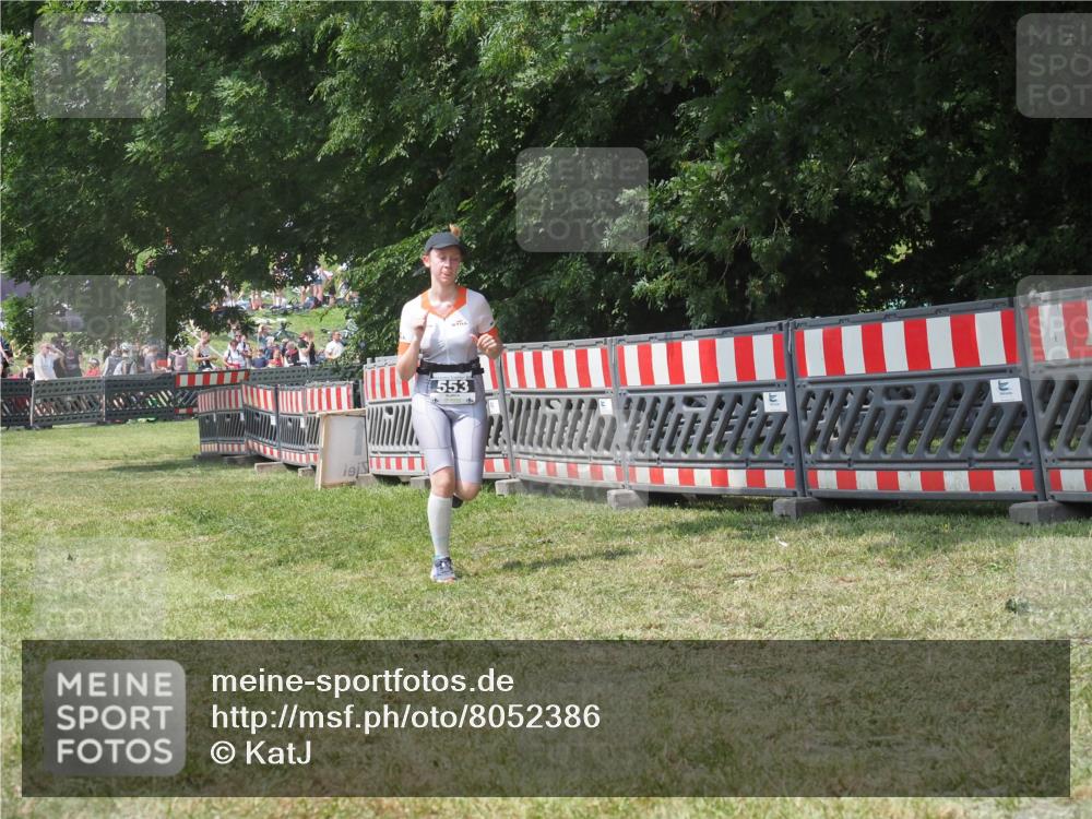 21.06.2025 - 27. Vierlanden-Triathlon KatJ http://msf.ph/oto/8052386 15.06.2025 11:56:20 Ziel 553 meine-sportfotos.de