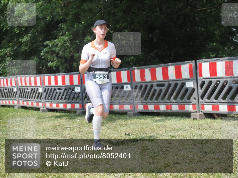 21.06.2025 - 27. Vierlanden-Triathlon KatJ http://msf.ph/oto/8052401 15.06.2025 11:56:21 Ziel 553 meine-sportfotos.de