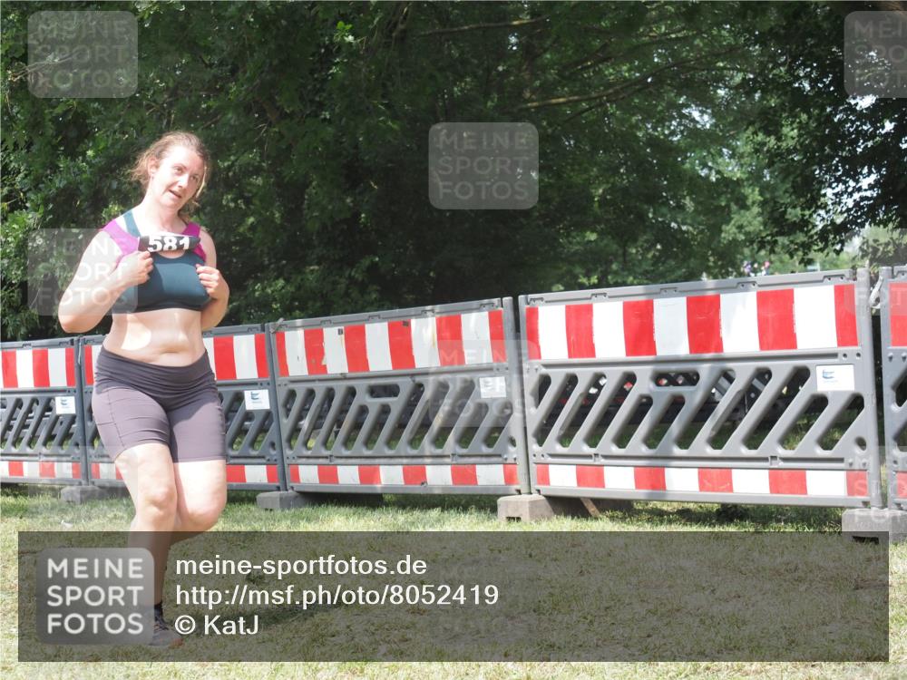 21.06.2025 - 27. Vierlanden-Triathlon KatJ http://msf.ph/oto/8052419 15.06.2025 11:56:59 Ziel 549, 581 meine-sportfotos.de