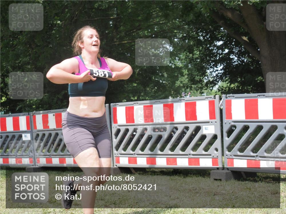 21.06.2025 - 27. Vierlanden-Triathlon KatJ http://msf.ph/oto/8052421 15.06.2025 11:57:00 Ziel 549, 581 meine-sportfotos.de