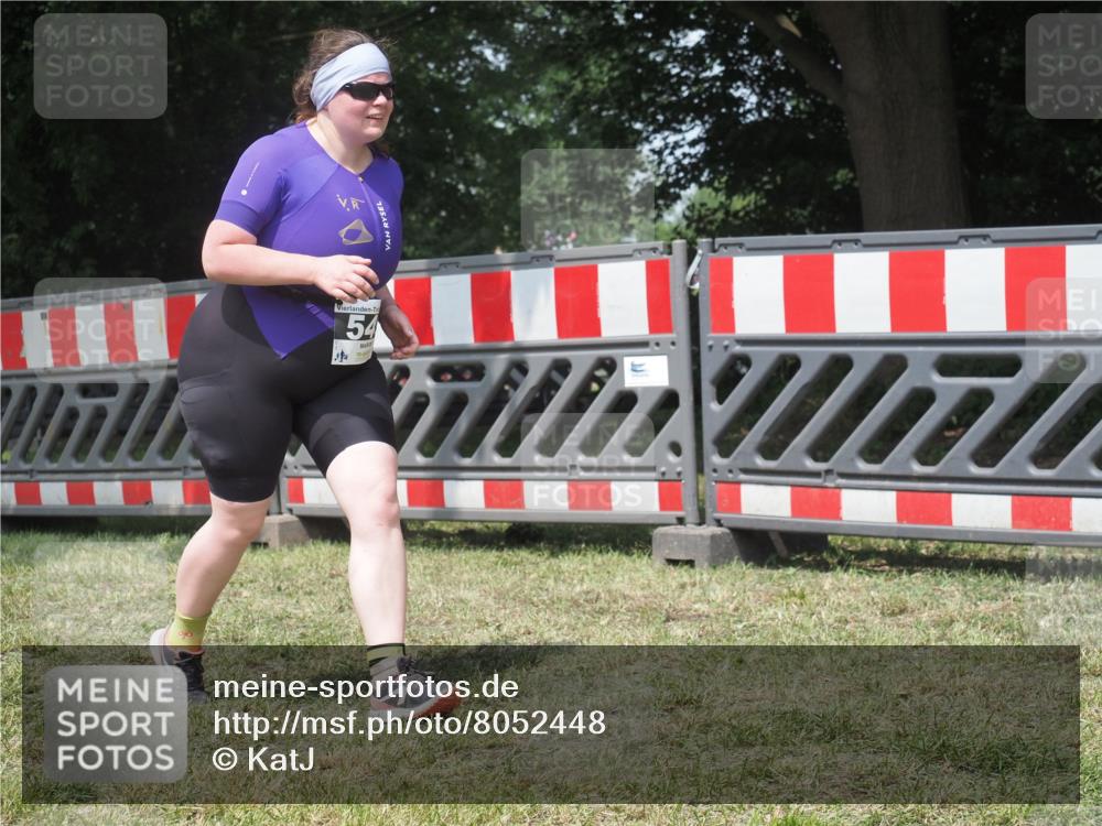 21.06.2025 - 27. Vierlanden-Triathlon KatJ http://msf.ph/oto/8052448 15.06.2025 11:57:05 Ziel 549 meine-sportfotos.de