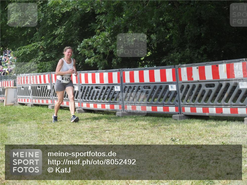 21.06.2025 - 27. Vierlanden-Triathlon KatJ http://msf.ph/oto/8052492 15.06.2025 11:59:01 Ziel 574 meine-sportfotos.de
