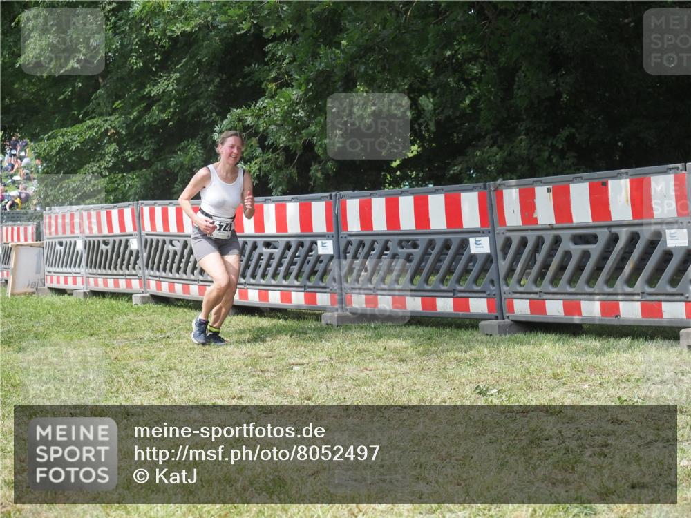 21.06.2025 - 27. Vierlanden-Triathlon KatJ http://msf.ph/oto/8052497 15.06.2025 11:59:01 Ziel 574 meine-sportfotos.de