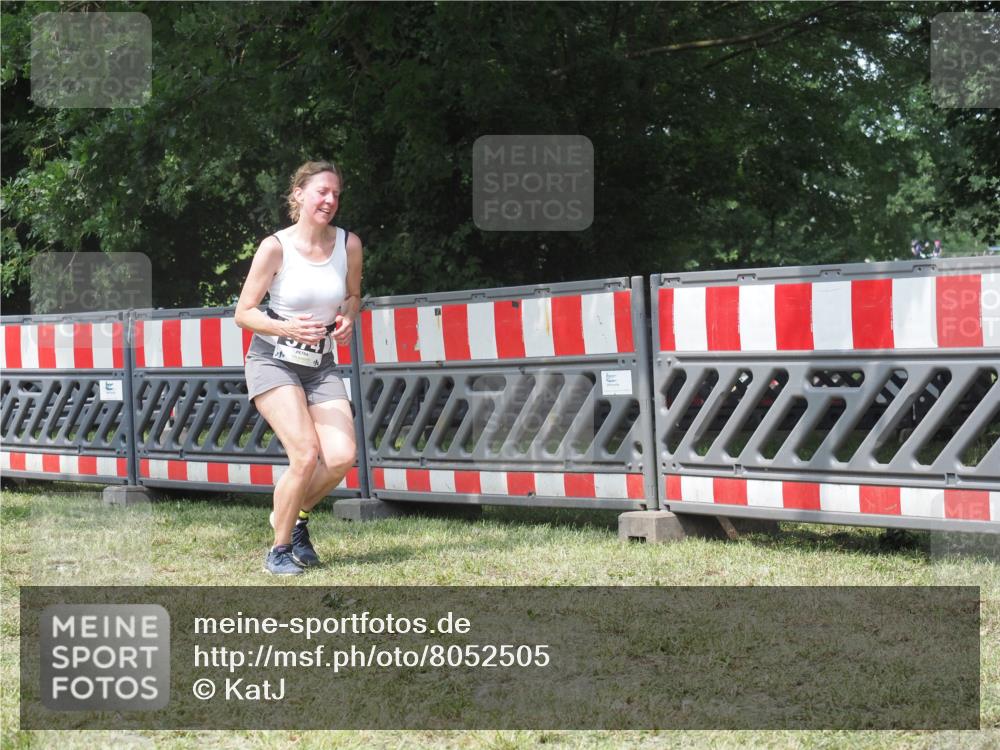 21.06.2025 - 27. Vierlanden-Triathlon KatJ http://msf.ph/oto/8052505 15.06.2025 11:59:02 Ziel 574 meine-sportfotos.de