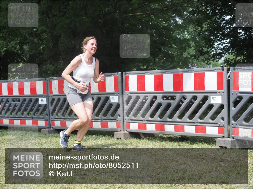 21.06.2025 - 27. Vierlanden-Triathlon KatJ http://msf.ph/oto/8052511 15.06.2025 11:59:03 Ziel 574 meine-sportfotos.de