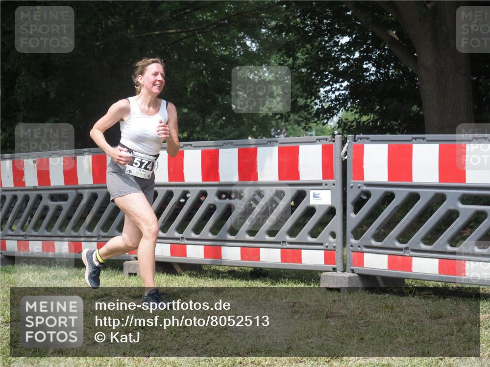 21.06.2025 - 27. Vierlanden-Triathlon KatJ http://msf.ph/oto/8052513 15.06.2025 11:59:03 Ziel 574 meine-sportfotos.de