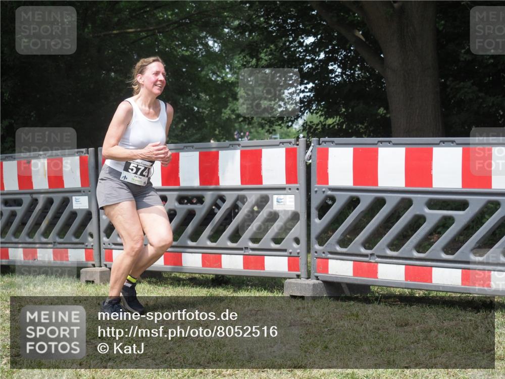 21.06.2025 - 27. Vierlanden-Triathlon KatJ http://msf.ph/oto/8052516 15.06.2025 11:59:03 Ziel 574 meine-sportfotos.de