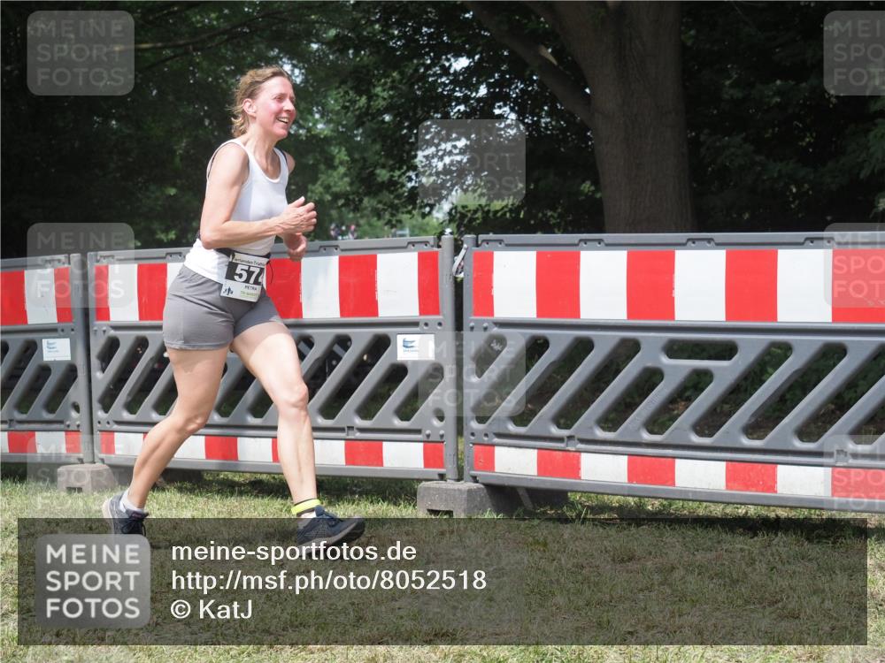 21.06.2025 - 27. Vierlanden-Triathlon KatJ http://msf.ph/oto/8052518 15.06.2025 11:59:03 Ziel 574 meine-sportfotos.de