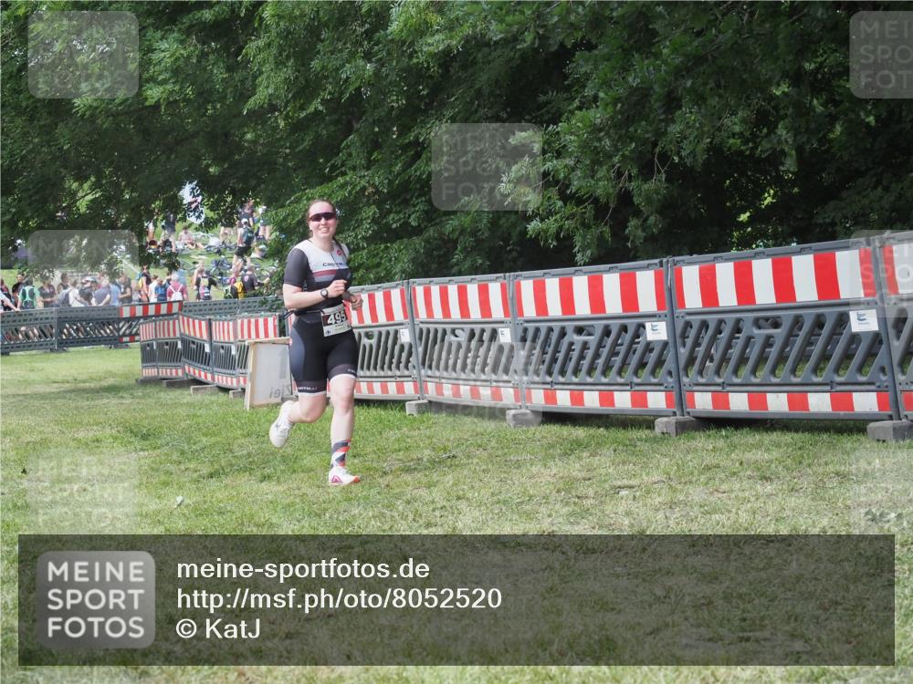 21.06.2025 - 27. Vierlanden-Triathlon KatJ http://msf.ph/oto/8052520 15.06.2025 12:00:51 Ziel 495 meine-sportfotos.de