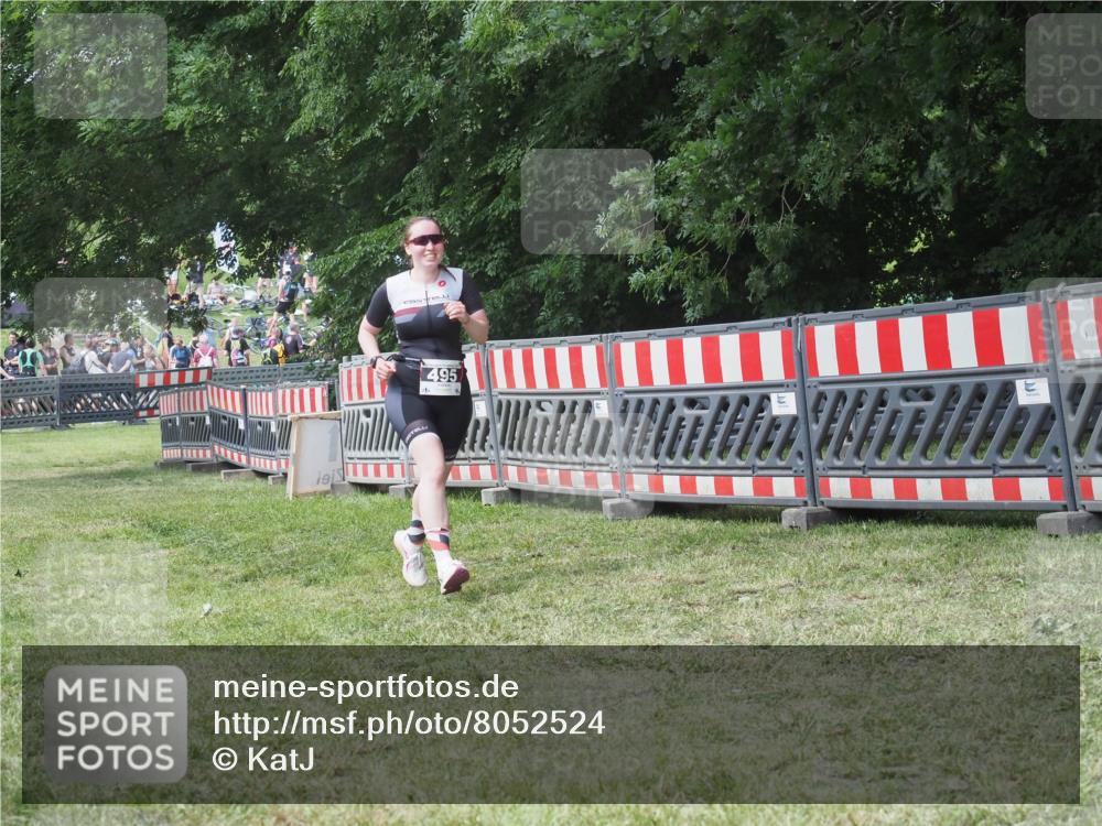 21.06.2025 - 27. Vierlanden-Triathlon KatJ http://msf.ph/oto/8052524 15.06.2025 12:00:51 Ziel 495 meine-sportfotos.de