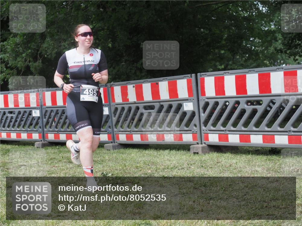 21.06.2025 - 27. Vierlanden-Triathlon KatJ http://msf.ph/oto/8052535 15.06.2025 12:00:52 Ziel 495 meine-sportfotos.de