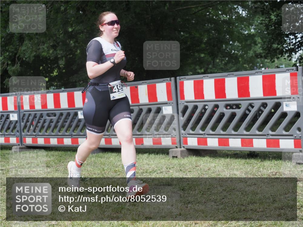 21.06.2025 - 27. Vierlanden-Triathlon KatJ http://msf.ph/oto/8052539 15.06.2025 12:00:53 Ziel 495 meine-sportfotos.de