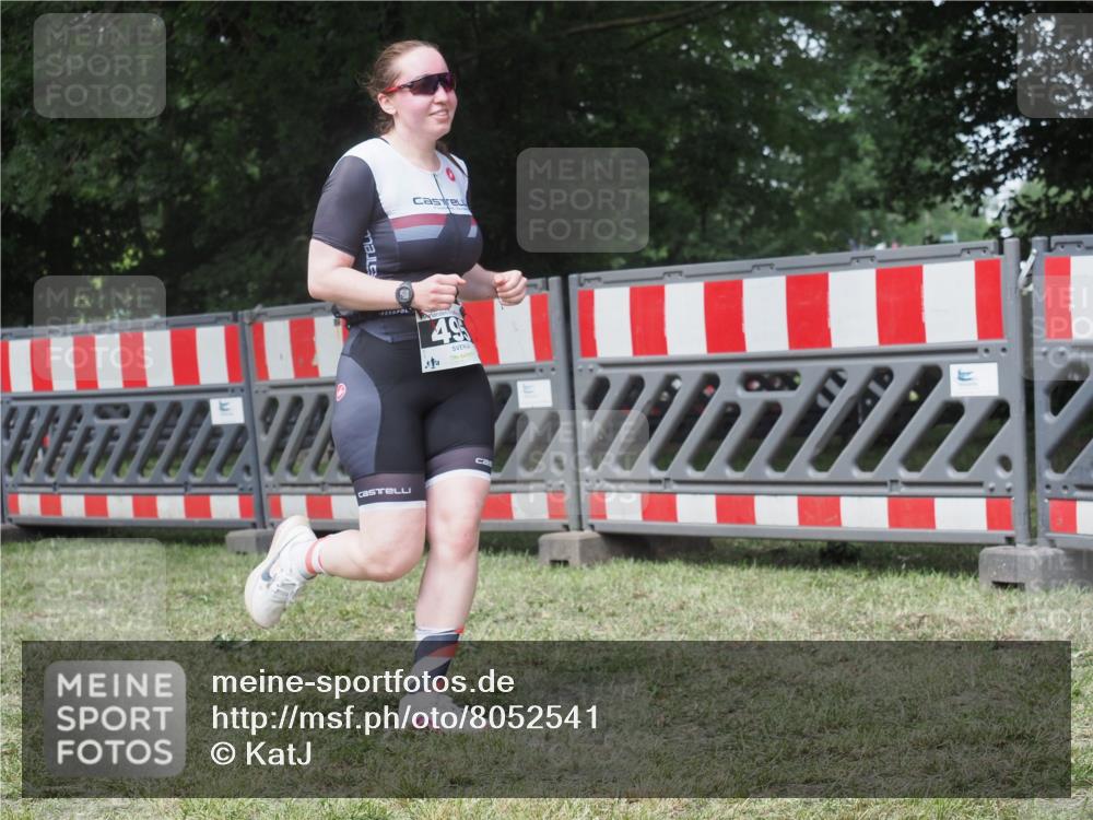 21.06.2025 - 27. Vierlanden-Triathlon KatJ http://msf.ph/oto/8052541 15.06.2025 12:00:53 Ziel 495 meine-sportfotos.de