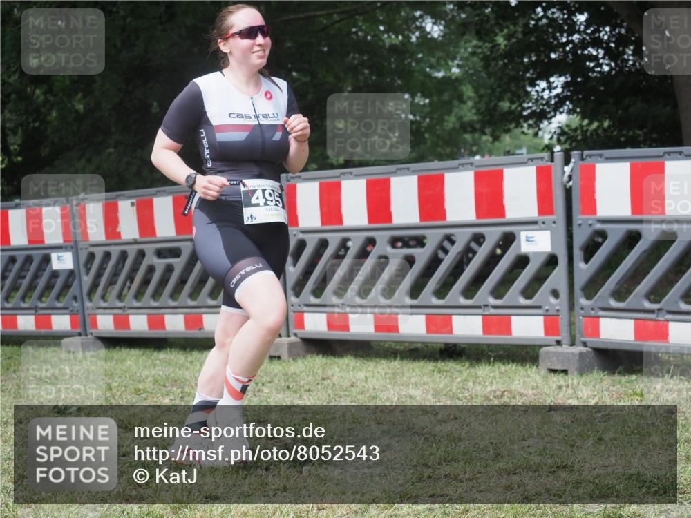 21.06.2025 - 27. Vierlanden-Triathlon KatJ http://msf.ph/oto/8052543 15.06.2025 12:00:53 Ziel 495 meine-sportfotos.de