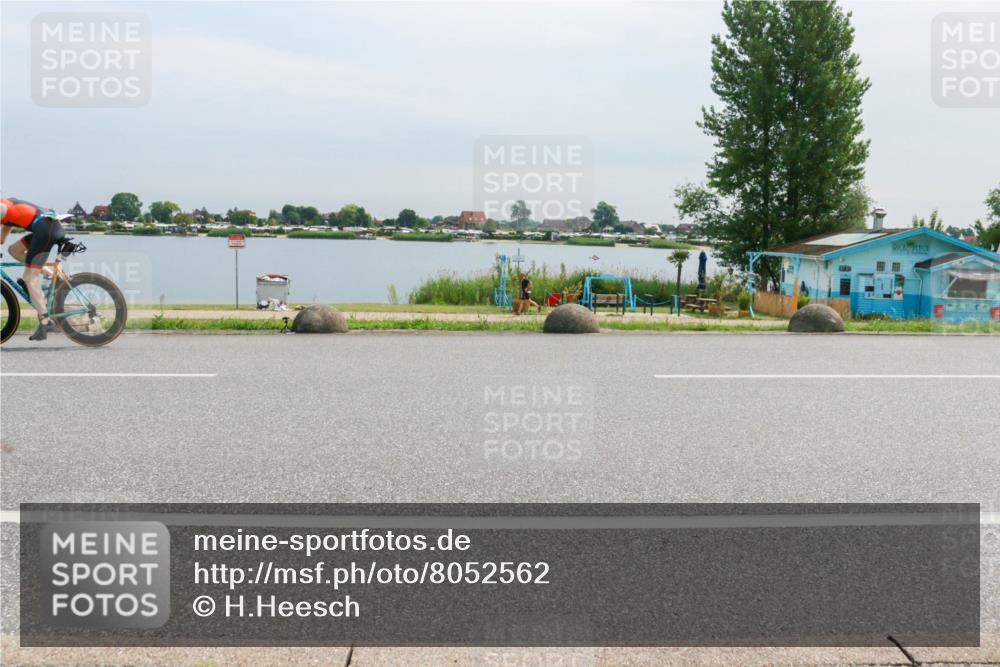 15.06.2025 - 27. Vierlanden-Triathlon H.Heesch http://msf.ph/oto/8052562 15.06.2025 11:00:28 Radfahren 227, 489, 571, 650, 676 meine-sportfotos.de