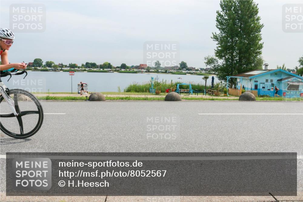 15.06.2025 - 27. Vierlanden-Triathlon H.Heesch http://msf.ph/oto/8052567 15.06.2025 11:00:31 Radfahren 157, 227, 489, 571, 638, 650 meine-sportfotos.de