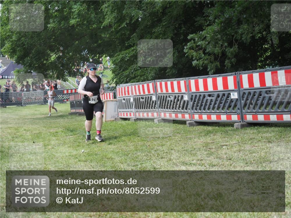 21.06.2025 - 27. Vierlanden-Triathlon KatJ http://msf.ph/oto/8052599 15.06.2025 12:04:43 Ziel 578 meine-sportfotos.de