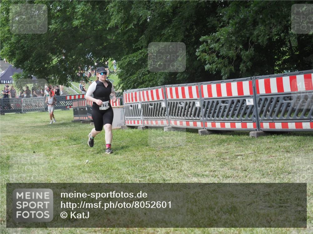21.06.2025 - 27. Vierlanden-Triathlon KatJ http://msf.ph/oto/8052601 15.06.2025 12:04:44 Ziel 578 meine-sportfotos.de