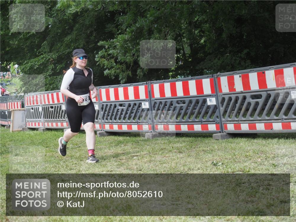 21.06.2025 - 27. Vierlanden-Triathlon KatJ http://msf.ph/oto/8052610 15.06.2025 12:04:45 Ziel 578 meine-sportfotos.de