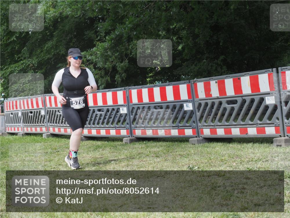21.06.2025 - 27. Vierlanden-Triathlon KatJ http://msf.ph/oto/8052614 15.06.2025 12:04:45 Ziel 578 meine-sportfotos.de