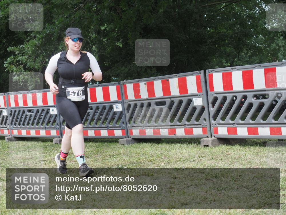 21.06.2025 - 27. Vierlanden-Triathlon KatJ http://msf.ph/oto/8052620 15.06.2025 12:04:46 Ziel 578 meine-sportfotos.de