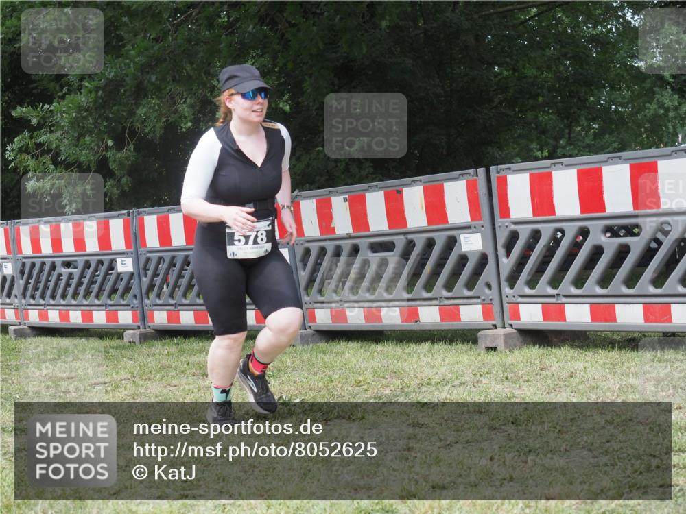 21.06.2025 - 27. Vierlanden-Triathlon KatJ http://msf.ph/oto/8052625 15.06.2025 12:04:46 Ziel 578 meine-sportfotos.de