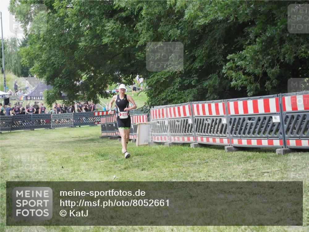21.06.2025 - 27. Vierlanden-Triathlon KatJ http://msf.ph/oto/8052661 15.06.2025 12:06:16 Ziel 248 meine-sportfotos.de