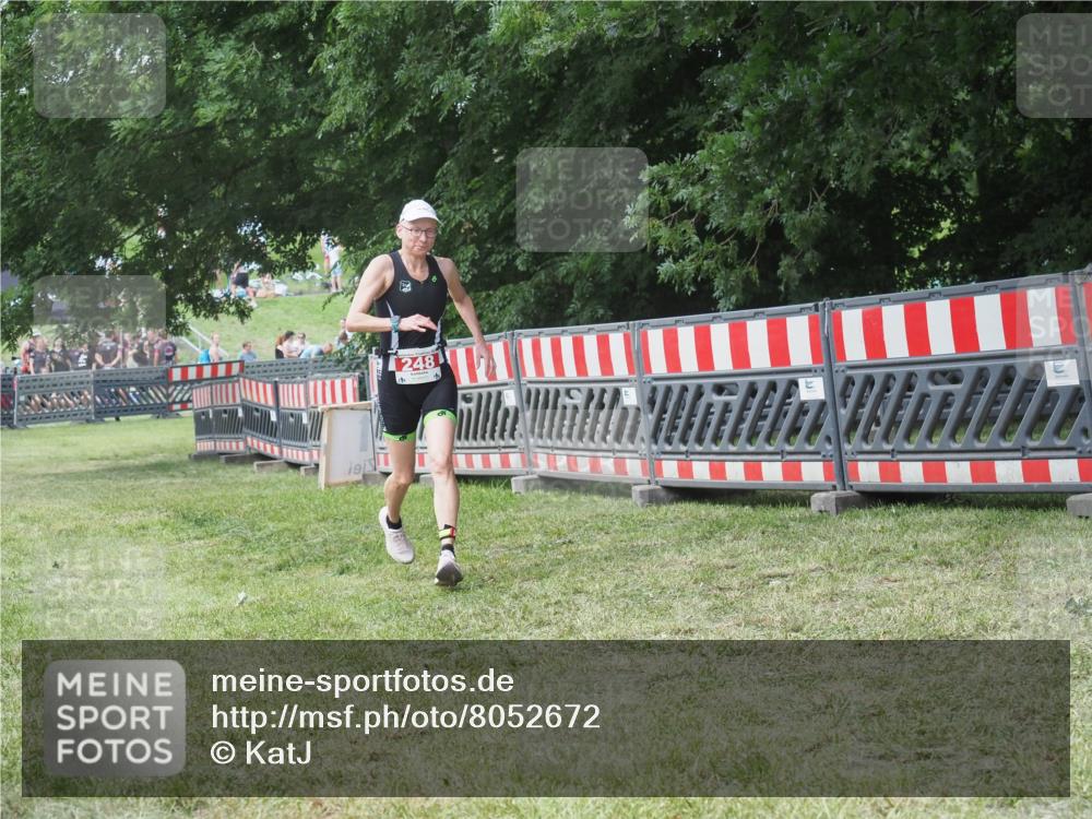 21.06.2025 - 27. Vierlanden-Triathlon KatJ http://msf.ph/oto/8052672 15.06.2025 12:06:18 Ziel 248 meine-sportfotos.de