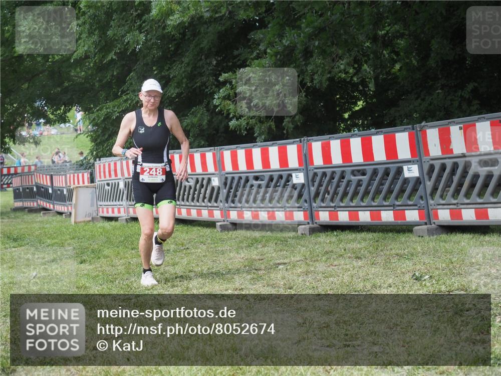 21.06.2025 - 27. Vierlanden-Triathlon KatJ http://msf.ph/oto/8052674 15.06.2025 12:06:18 Ziel 248 meine-sportfotos.de