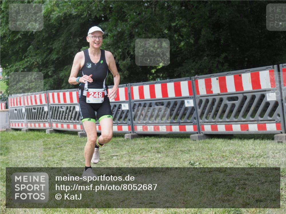 21.06.2025 - 27. Vierlanden-Triathlon KatJ http://msf.ph/oto/8052687 15.06.2025 12:06:19 Ziel 248 meine-sportfotos.de