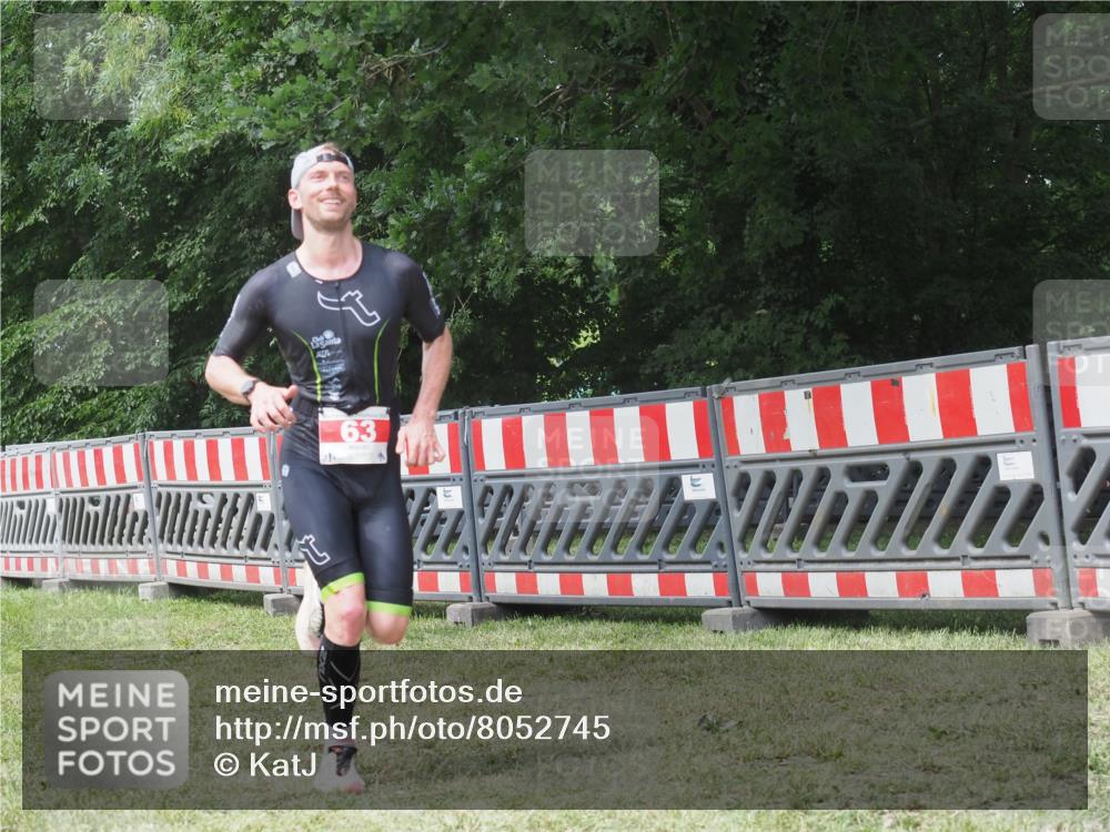 21.06.2025 - 27. Vierlanden-Triathlon KatJ http://msf.ph/oto/8052745 15.06.2025 12:07:12 Ziel 63 meine-sportfotos.de