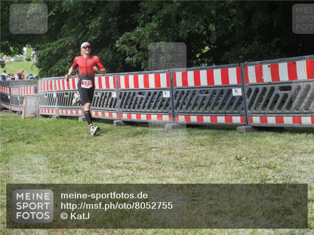 21.06.2025 - 27. Vierlanden-Triathlon KatJ http://msf.ph/oto/8052755 15.06.2025 12:07:32 Ziel 124 meine-sportfotos.de