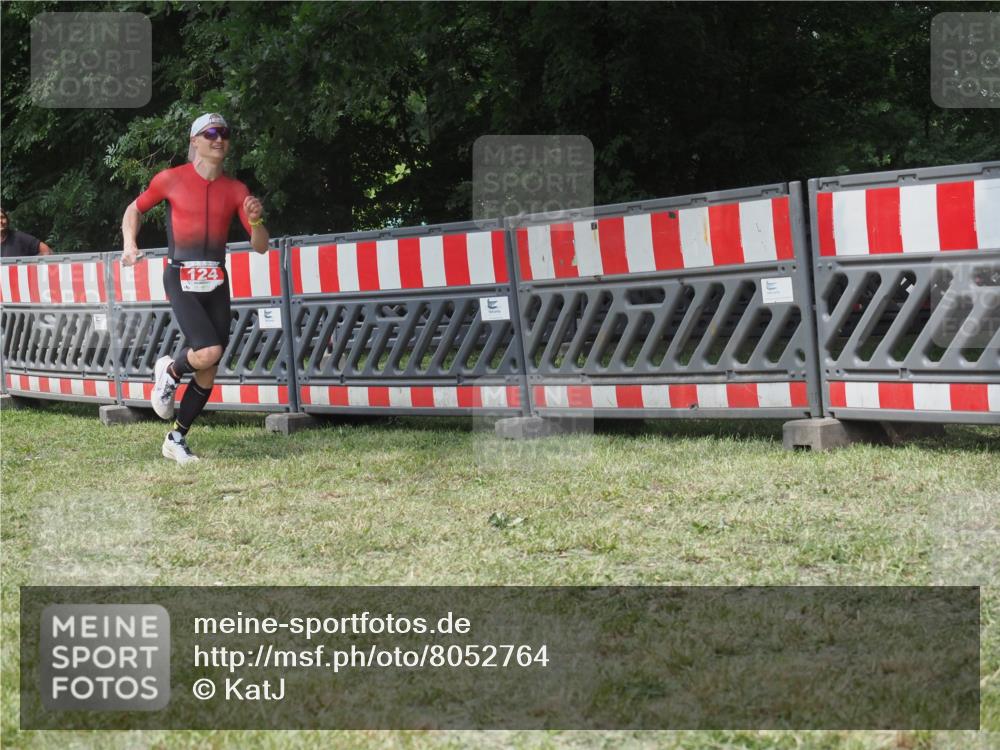 21.06.2025 - 27. Vierlanden-Triathlon KatJ http://msf.ph/oto/8052764 15.06.2025 12:07:33 Ziel 124 meine-sportfotos.de
