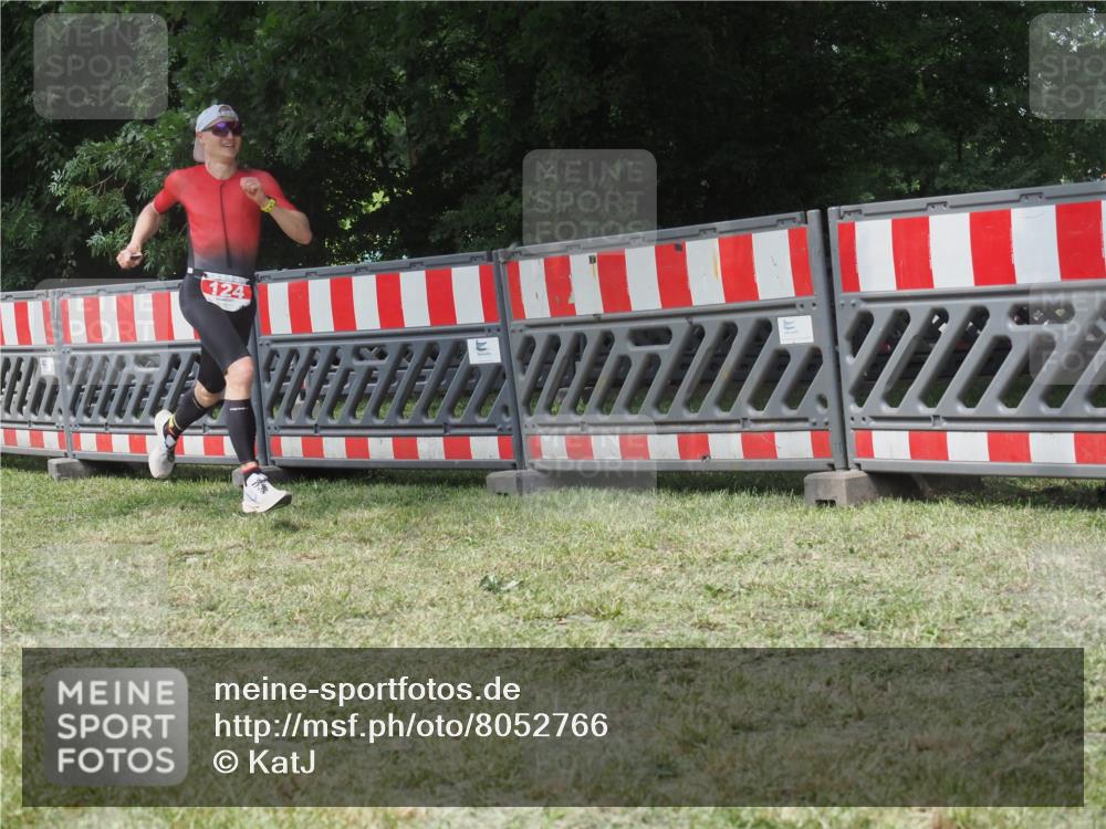 21.06.2025 - 27. Vierlanden-Triathlon KatJ http://msf.ph/oto/8052766 15.06.2025 12:07:33 Ziel 124 meine-sportfotos.de
