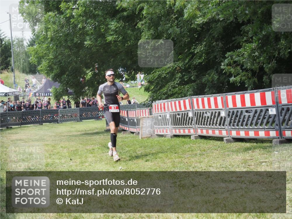 21.06.2025 - 27. Vierlanden-Triathlon KatJ http://msf.ph/oto/8052776 15.06.2025 12:08:09 Ziel 87 meine-sportfotos.de