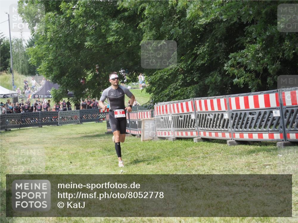 21.06.2025 - 27. Vierlanden-Triathlon KatJ http://msf.ph/oto/8052778 15.06.2025 12:08:09 Ziel 87 meine-sportfotos.de