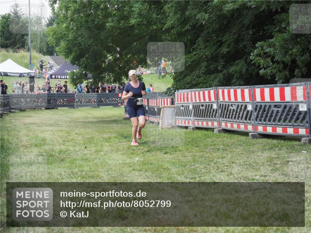 21.06.2025 - 27. Vierlanden-Triathlon KatJ http://msf.ph/oto/8052799 15.06.2025 12:09:32 Ziel 603 meine-sportfotos.de