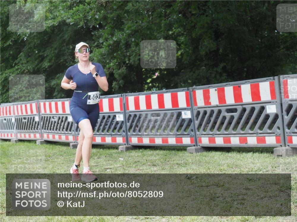 21.06.2025 - 27. Vierlanden-Triathlon KatJ http://msf.ph/oto/8052809 15.06.2025 12:09:35 Ziel 603 meine-sportfotos.de