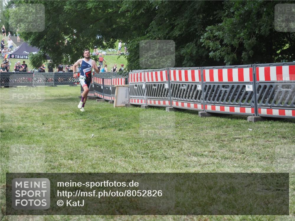 21.06.2025 - 27. Vierlanden-Triathlon KatJ http://msf.ph/oto/8052826 15.06.2025 12:10:10 Ziel 775 meine-sportfotos.de