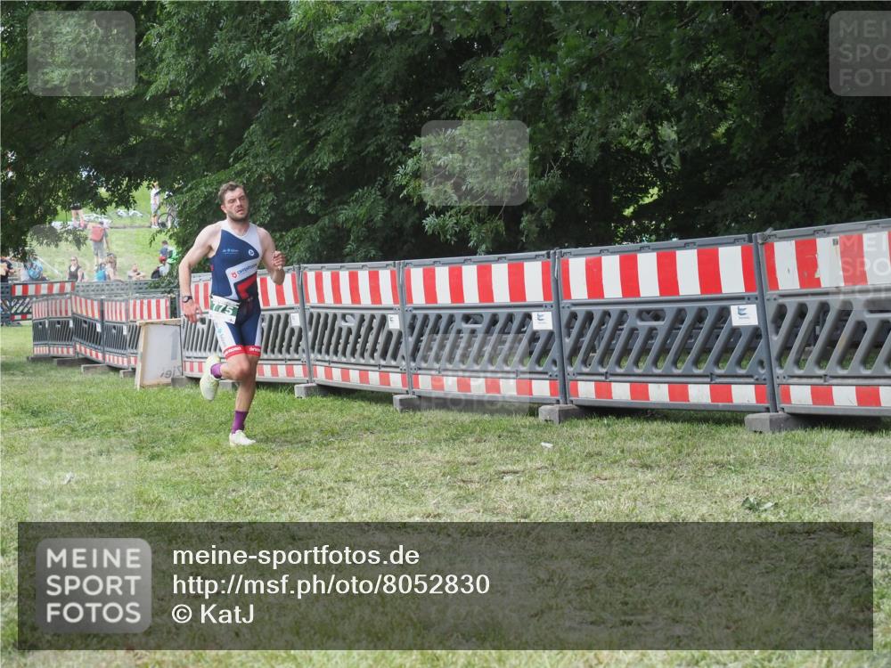 21.06.2025 - 27. Vierlanden-Triathlon KatJ http://msf.ph/oto/8052830 15.06.2025 12:10:12 Ziel 775 meine-sportfotos.de
