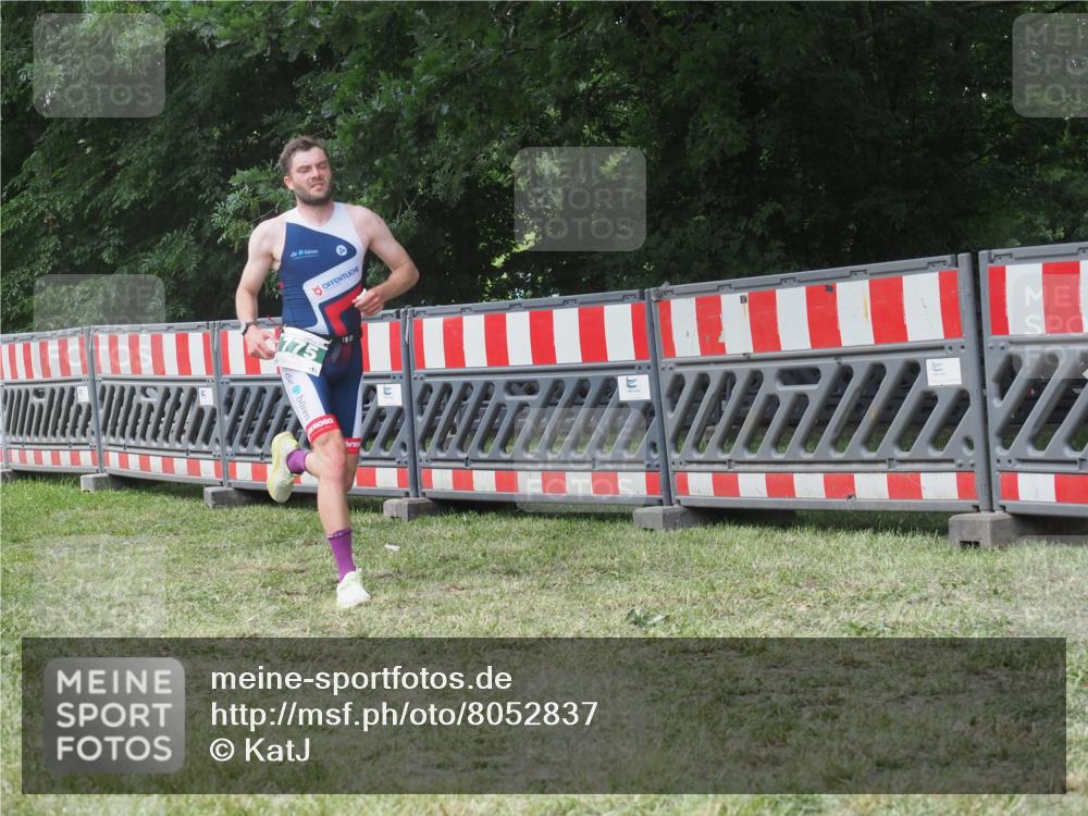 21.06.2025 - 27. Vierlanden-Triathlon KatJ http://msf.ph/oto/8052837 15.06.2025 12:10:13 Ziel 775 meine-sportfotos.de
